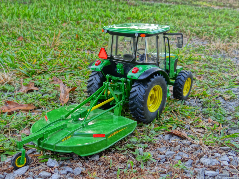 Illustration for article titled Tractor Thursday 1:16 ERTL John Deere 5095M w/ Mower